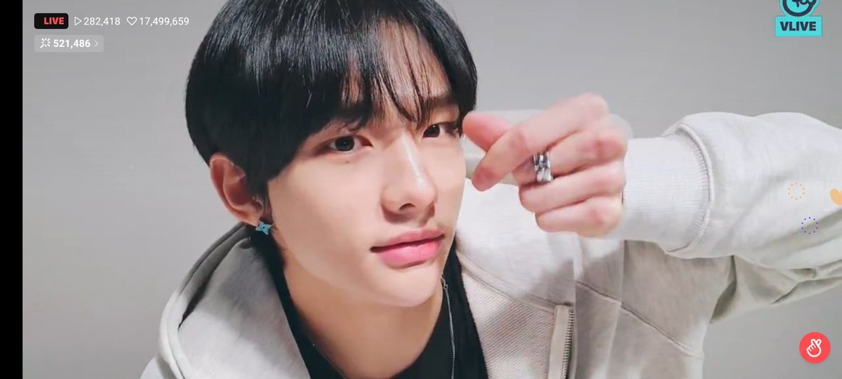 cat_tuti's tweet photo. Hilo de capturas de hyunjin para las q no vieron su live espero las hagan felices<3 https://t.co/kgZF5HfCUw