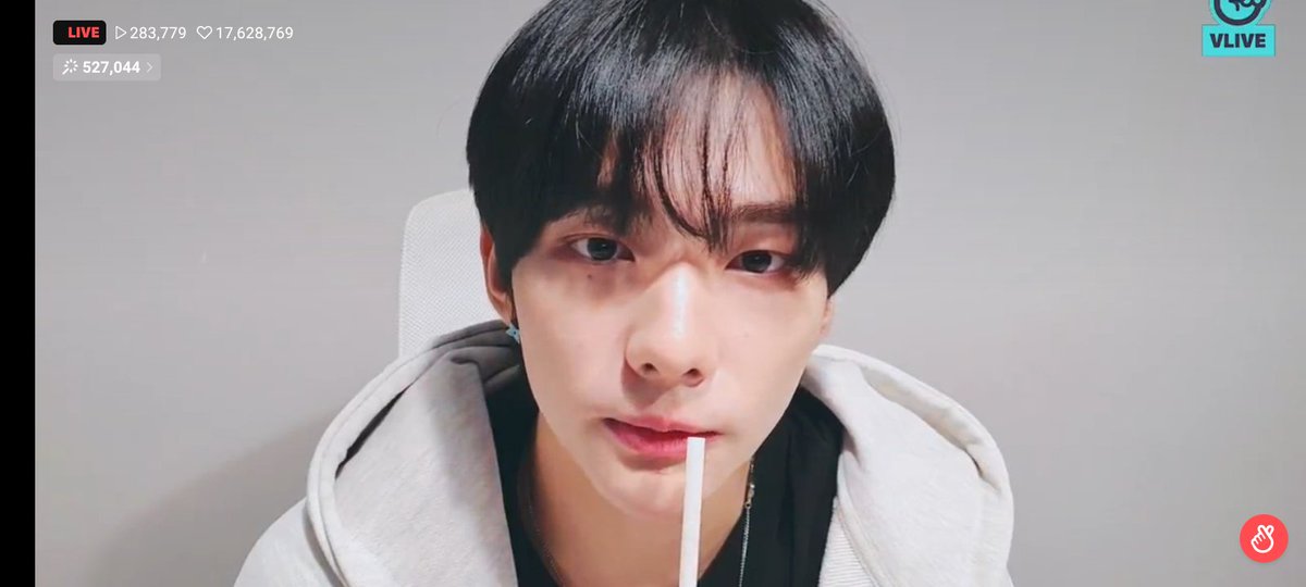cat_tuti's tweet photo. Hilo de capturas de hyunjin para las q no vieron su live espero las hagan felices<3 https://t.co/kgZF5HfCUw