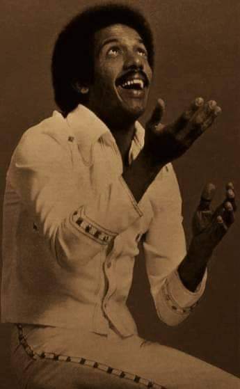 SalsaChevere_'s tweet photo. ROBERTO ROENA eleva la vista al cielo, heredero del sonido  de Cortijo, pasó por el Gran Combo, y terminó creando el Apollo Sound que dejó huella profunda en la salsa y llenó las pistas bailables del mundo
El sabor de ese negrito no se ha terminado, estás equivocado
 R+R FOREVER https://t.co/YT4vFoO5gq