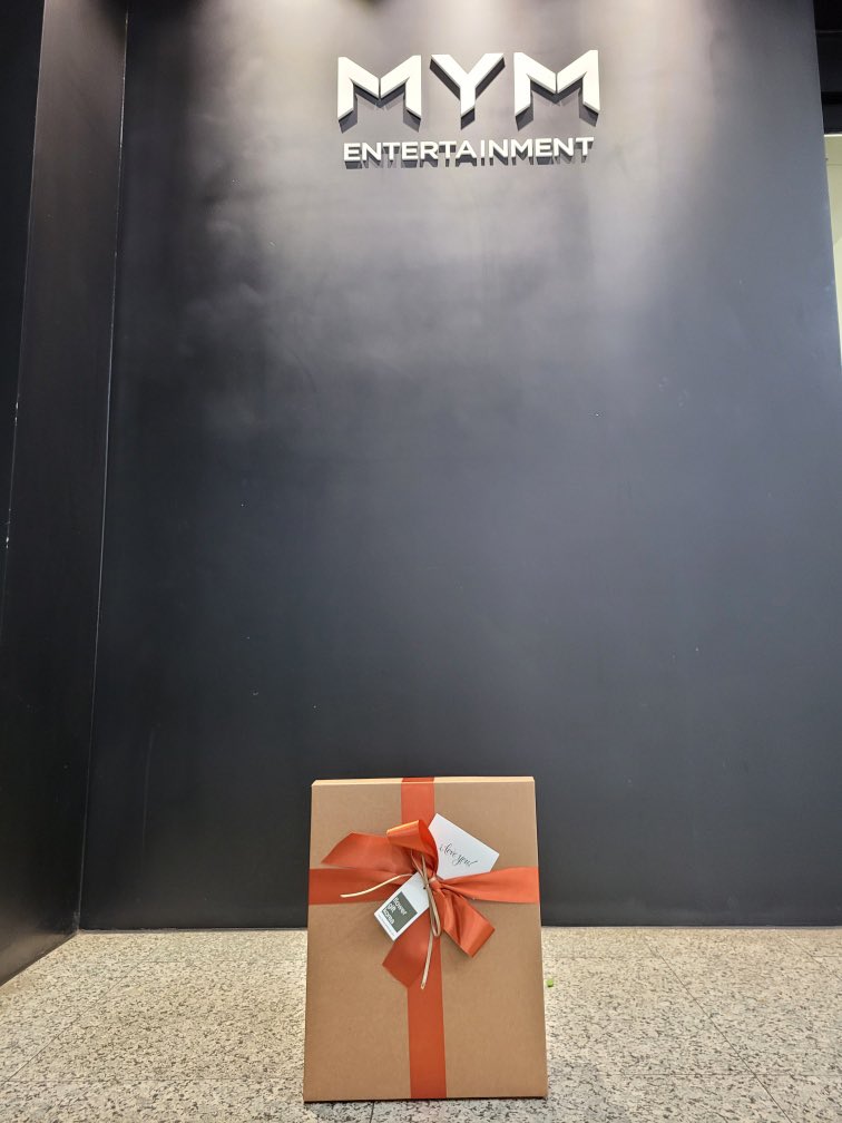 flowergiftkorea's tweet photo. Beautiful gifts for Lee MinHo.
Love from your Indian fans and Malaysian fans.
#flowergiftkorea
#korea #seoul #flower #yangjae #koreatravel #flowerskorea #koreaflowers #koreaflowerdelivery #seoulflowerdelivery #ilovekorea #flowergiftkorea #seoulflorist #koreaflorist #flower https://t.co/TIYy1vySiX