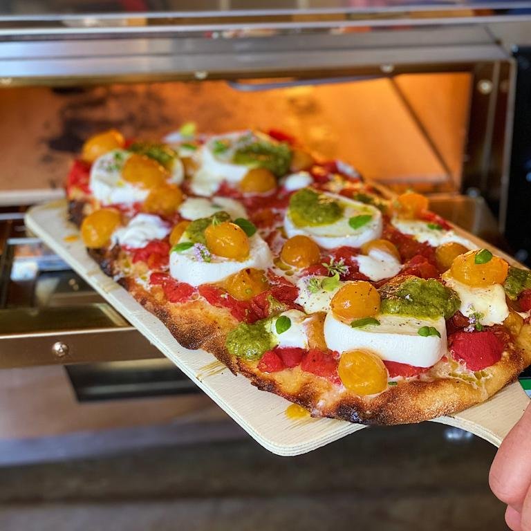 Bases para pizza romana, estas bases tienen una fermentación de 72h, imaginaos la profundidad en su sabor y aroma. Además, el estirado es manual y la calidad de sus harinas inmejorable. ¡A disfrutar! 
👉 colmadosingular.com/tienda/product…