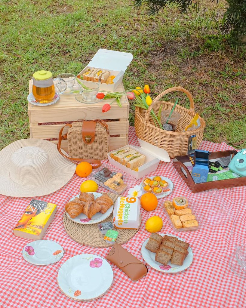 AidaSue's tweet photo. Idea barang yang best for outdoor &amp; picnic with your loved ones. Yang ni inspirasi picnic ala pinterest dan mesra poket juga ✨ https://t.co/2lGbtJ8V7s