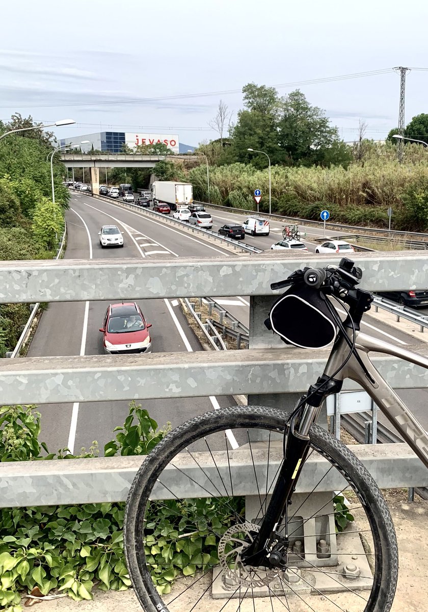 m4rtinsgarage's tweet photo. “EL PROGRESO HUMANO”. 🤭🤣 

#EnBici #MejorEnBici #AmbBici #VallèsOriental #MenosHumos #MenysCotxesMésBicis #MásBicis https://t.co/qGfoQwmjQN