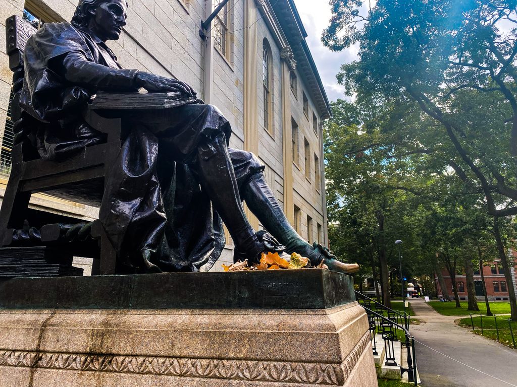 HarvardAlumni's tweet photo. Leaves are falling, autumn is calling 🍁🍂 #HarvardInFall https://t.co/jYnQfKeIEt