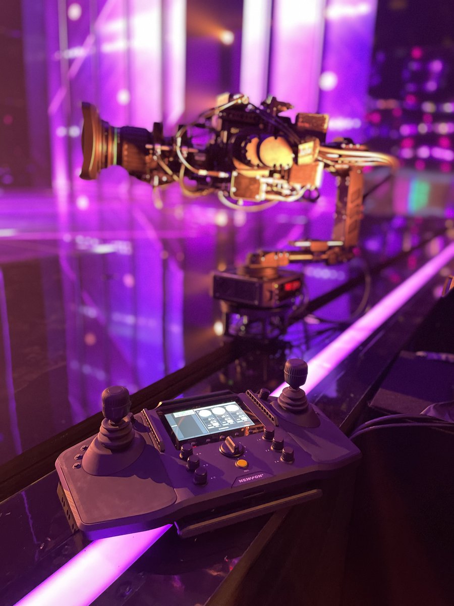 NewtonNordic's tweet photo. 3 #Newtonhead on #railcam capturing virtual avatars singing on the new show #AlterEgo on #Fox
.
Railcams provided by Fluid Pictures Inc.
@stYpeTV #RedSpy #SonyP50 #Canonlenses #Stype #cameratracking #AR #stabilizedhead #remotehead #remotedolly #sonybroadcast #cinematography https://t.co/DaWOGb6o9g