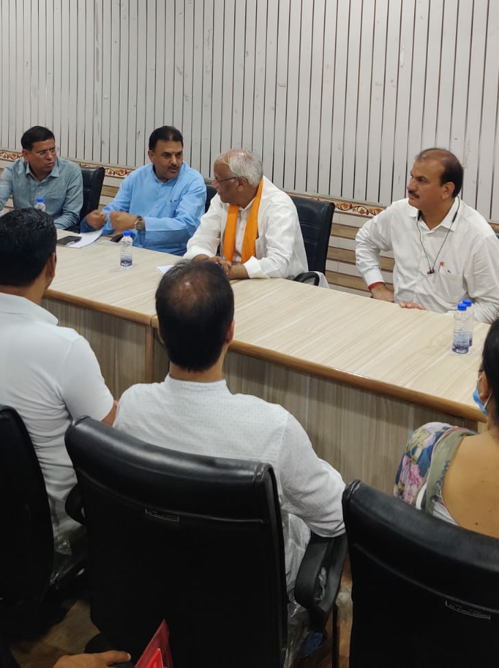SundeepJoshiBJP's tweet photo. माननीय संगठन महामंत्री श्री @RavindraRaju19  जी के साथ @BJPFaridabad1 के तिगांव विधानसभा की बैठक में शामिल हुए , बैठक में "त्रिदेव समिति" , पंडित दीनदयाल जयंती, "मन की बात"  कार्यक्रमों बारे में चर्चा  हुई।
 बैठक में  MLA @rajeshnagarfbd जी, ज़िलाध्यक्ष श्री @gopalsharmabjp जी, https://t.co/vqXiqcmbDq