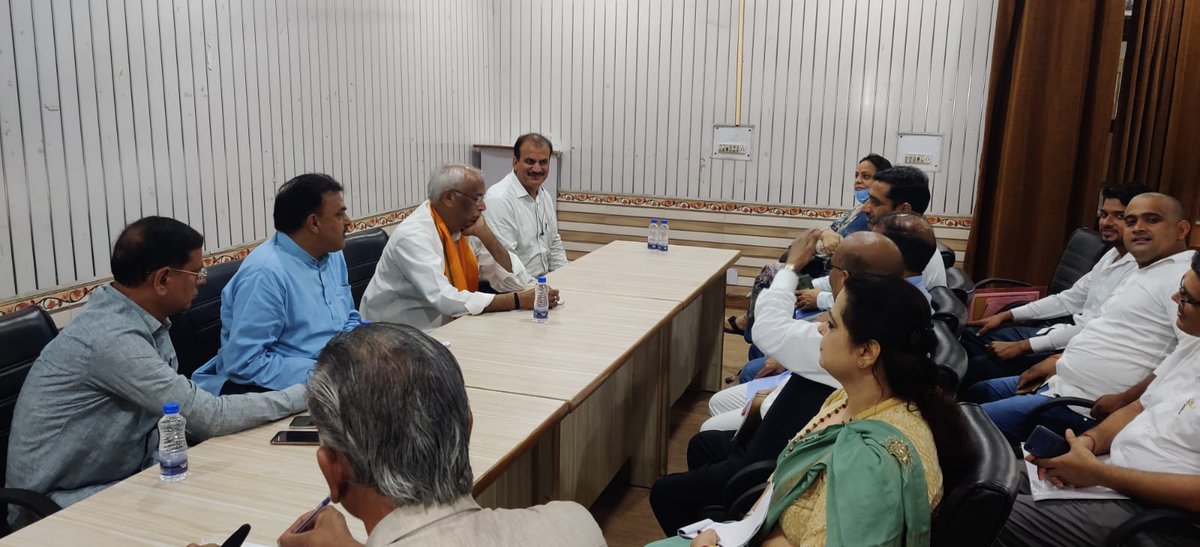 SundeepJoshiBJP's tweet photo. माननीय संगठन महामंत्री श्री @RavindraRaju19  जी के साथ @BJPFaridabad1 के तिगांव विधानसभा की बैठक में शामिल हुए , बैठक में "त्रिदेव समिति" , पंडित दीनदयाल जयंती, "मन की बात"  कार्यक्रमों बारे में चर्चा  हुई।
 बैठक में  MLA @rajeshnagarfbd जी, ज़िलाध्यक्ष श्री @gopalsharmabjp जी, https://t.co/vqXiqcmbDq