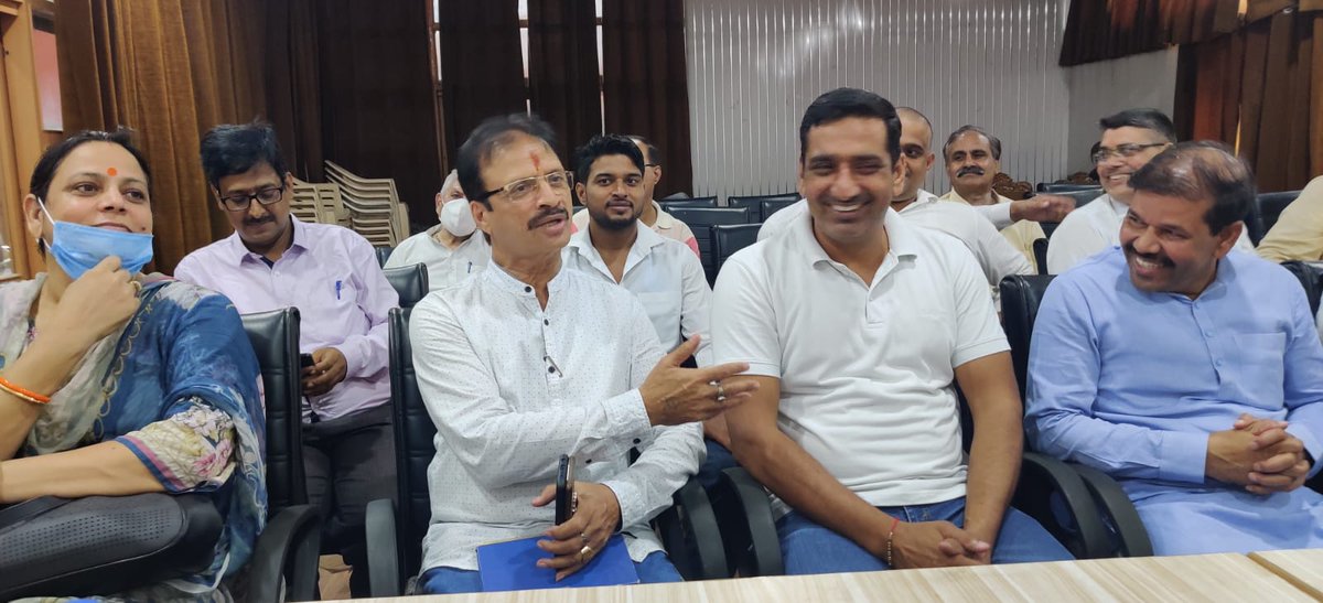 SundeepJoshiBJP's tweet photo. माननीय संगठन महामंत्री श्री @RavindraRaju19  जी के साथ @BJPFaridabad1 के तिगांव विधानसभा की बैठक में शामिल हुए , बैठक में "त्रिदेव समिति" , पंडित दीनदयाल जयंती, "मन की बात"  कार्यक्रमों बारे में चर्चा  हुई।
 बैठक में  MLA @rajeshnagarfbd जी, ज़िलाध्यक्ष श्री @gopalsharmabjp जी, https://t.co/vqXiqcmbDq