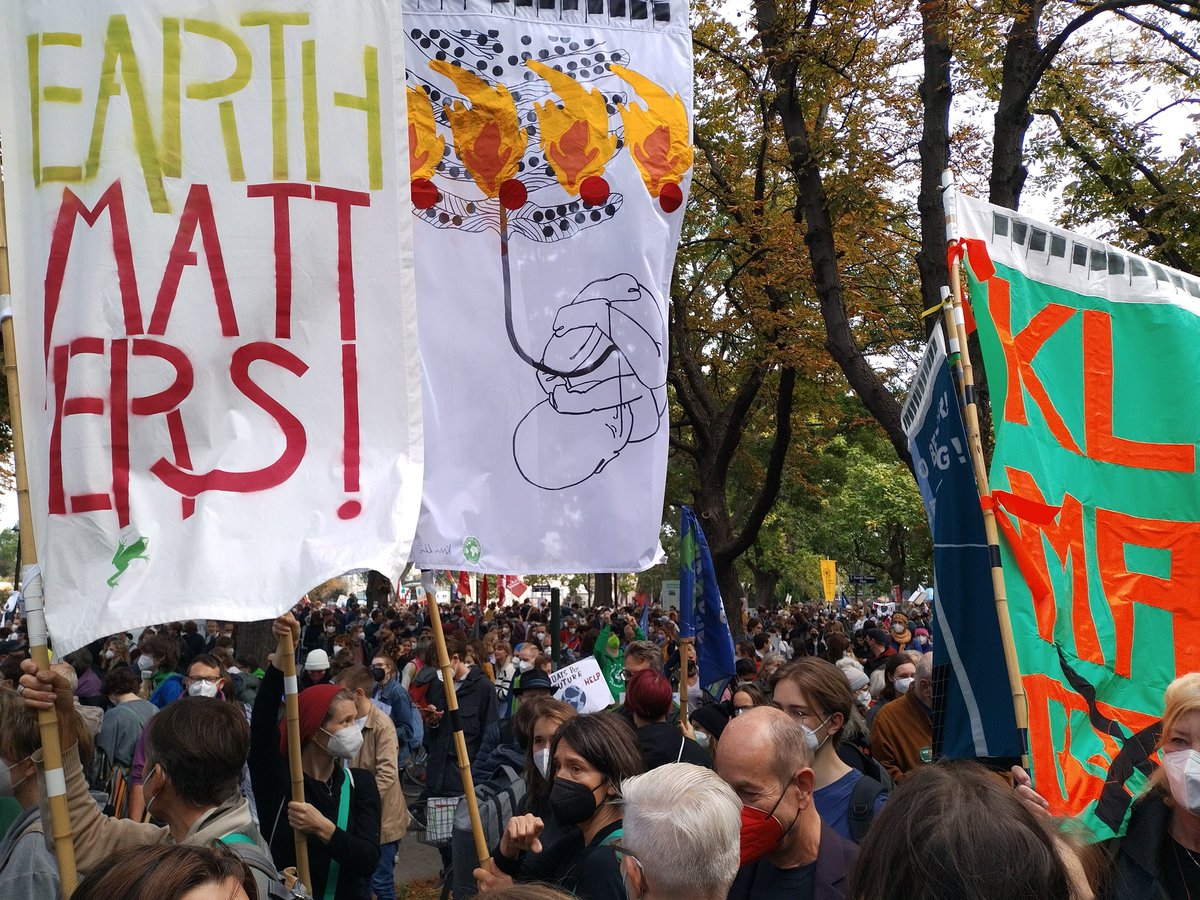 Books4LifeWien's tweet photo. Seid ihr auch gerade beim #Klimastreik?  #FridaysForFuture 
Wenn ihr danach noch #books4future wollt, kommt bei uns in der Schlösselgasse 8 vorbei, wir haben bis 19 Uhr geöffnet
#bücherkaufen #Gutestun #umweltschützen #ActNow https://t.co/3mm22xHvrL