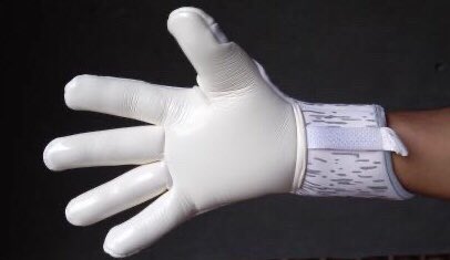 UNIONGKGLOVES's tweet photo. NEW GLOVE???? 👀 October arrival. Pre Order #goalkeeper #goalkeepergloves #football #rollfinger https://t.co/rv2w9CS768 https://t.co/VKM6NJ8Fji