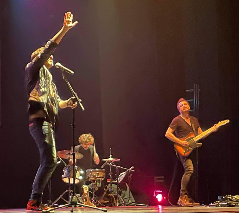 Anoche los chicos de <a href="/Alis_oficial/">Alis</a> me regalaron tocar las canciones de mi nuevo show “Comecocos, Ovnis y David Bowie” en Baeza. Ya mismo en Madrid y Barcelona. Foto de Nicolás González