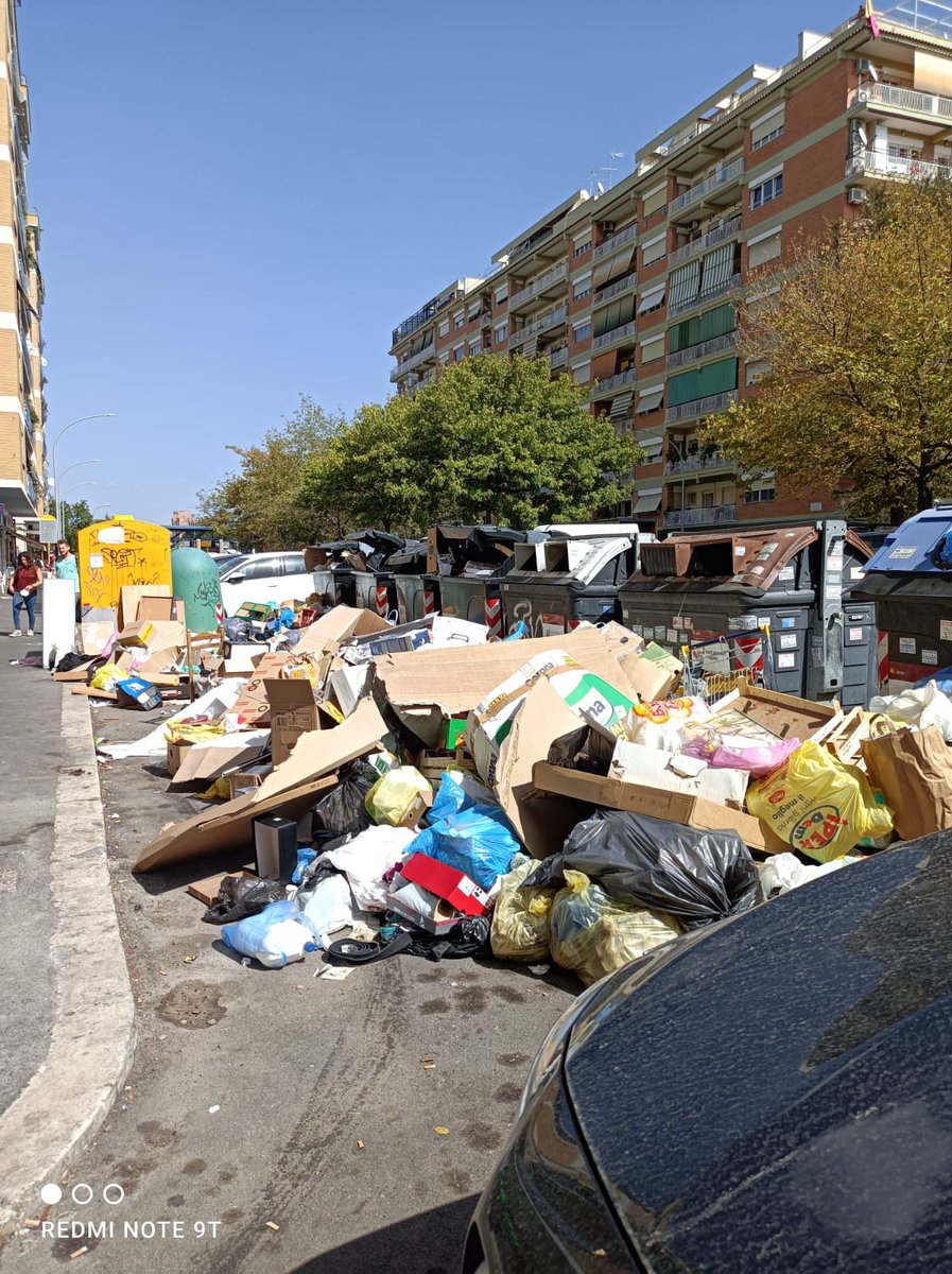 Cara <a href="/virginiaraggi/">Virginia Raggi</a>, a <a href="/GiuseppeConteIT/">Giuseppe Conte</a> facciamogli fare una passeggiata in via Scribonio Curione ora, vediamo che dice...