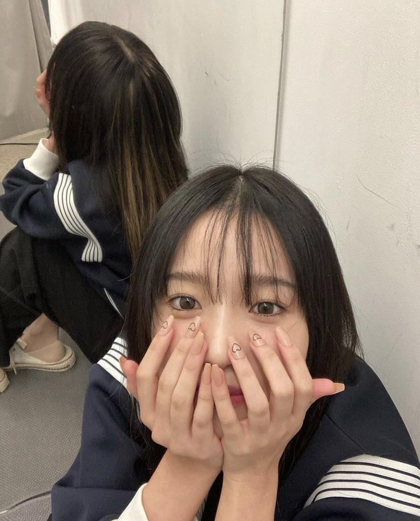 zoglasstgrm's tweet photo. 210924 zo__glasss IG UPDATE

"cute nails🖤"

#joyuri #조유리 https://t.co/N2evARimg9