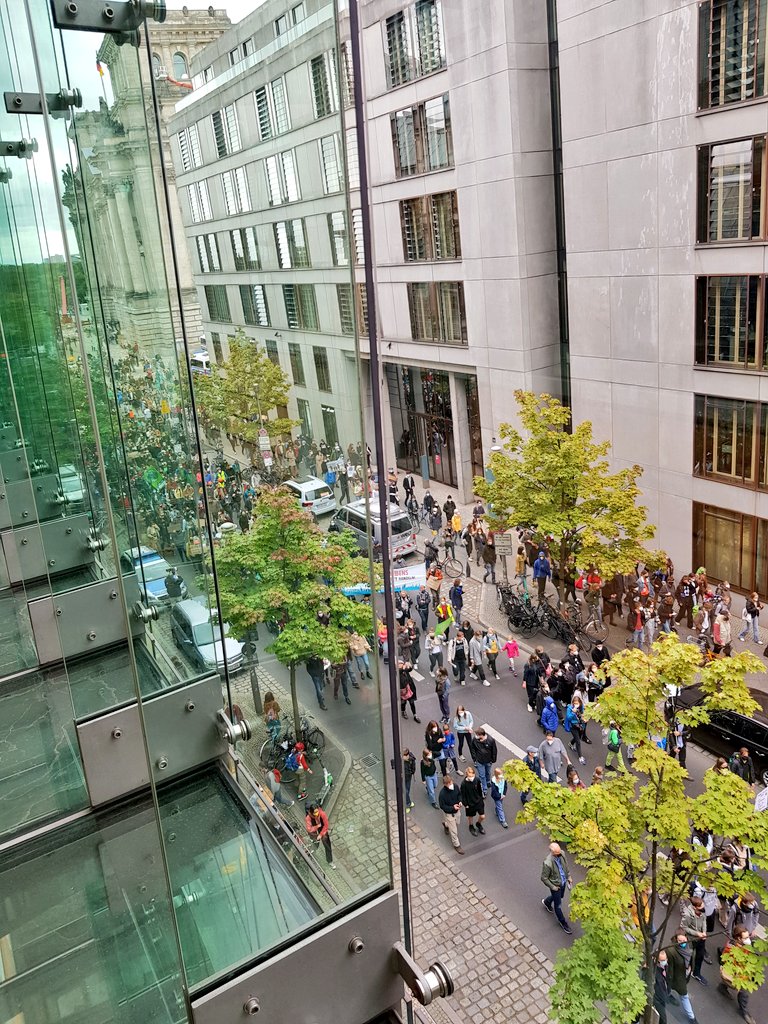 Storchi (@storch_i) on Twitter photo Seit 1,5 Stunden (!) ziehen die Demonstrant*innen von <a href="/FridayForFuture/">Fridays for Future Germany</a> am #Bundestag vorbei - kein Ende des Protestzuges in Sicht 🤗 #Klimastreik #AlleFuersKlima Seit 1,5 Stunden (!) ziehen die Demonstrant*innen von <a href="/FridayForFuture/">Fridays for Future Germany</a> am #Bundestag vorbei - kein Ende des Protestzuges in Sicht 🤗 #Klimastreik #AlleFuersKlima