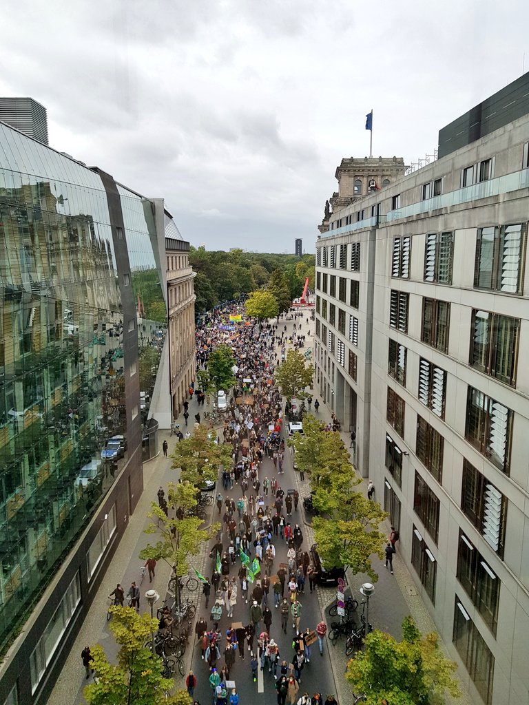 Storch_i's tweet photo. Seit 1,5 Stunden (!) ziehen die Demonstrant*innen von @FridayForFuture am #Bundestag vorbei - kein Ende des Protestzuges in Sicht 🤗 #Klimastreik #AlleFuersKlima https://t.co/giKATvFkZQ
