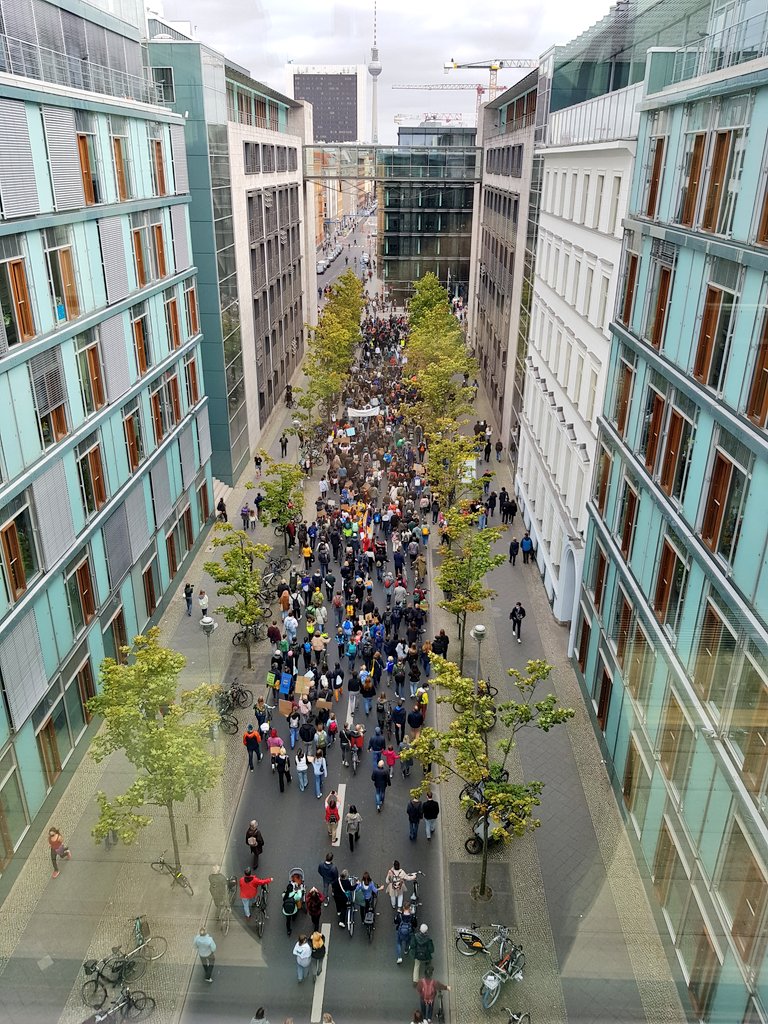 Storch_i's tweet photo. Seit 1,5 Stunden (!) ziehen die Demonstrant*innen von @FridayForFuture am #Bundestag vorbei - kein Ende des Protestzuges in Sicht 🤗 #Klimastreik #AlleFuersKlima https://t.co/giKATvFkZQ