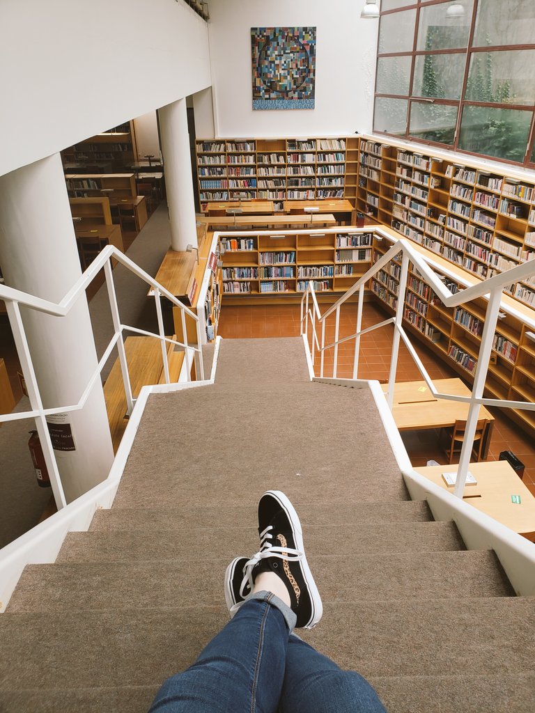 rnantess's tweet photo. "A boa filha a casa torna"... maaaas... desta vez teaching! ♡
.
.
.
#designdemoda #professor #phdfashiondesign #blessings #UBIsLibrary https://t.co/YuPZGuyKfl