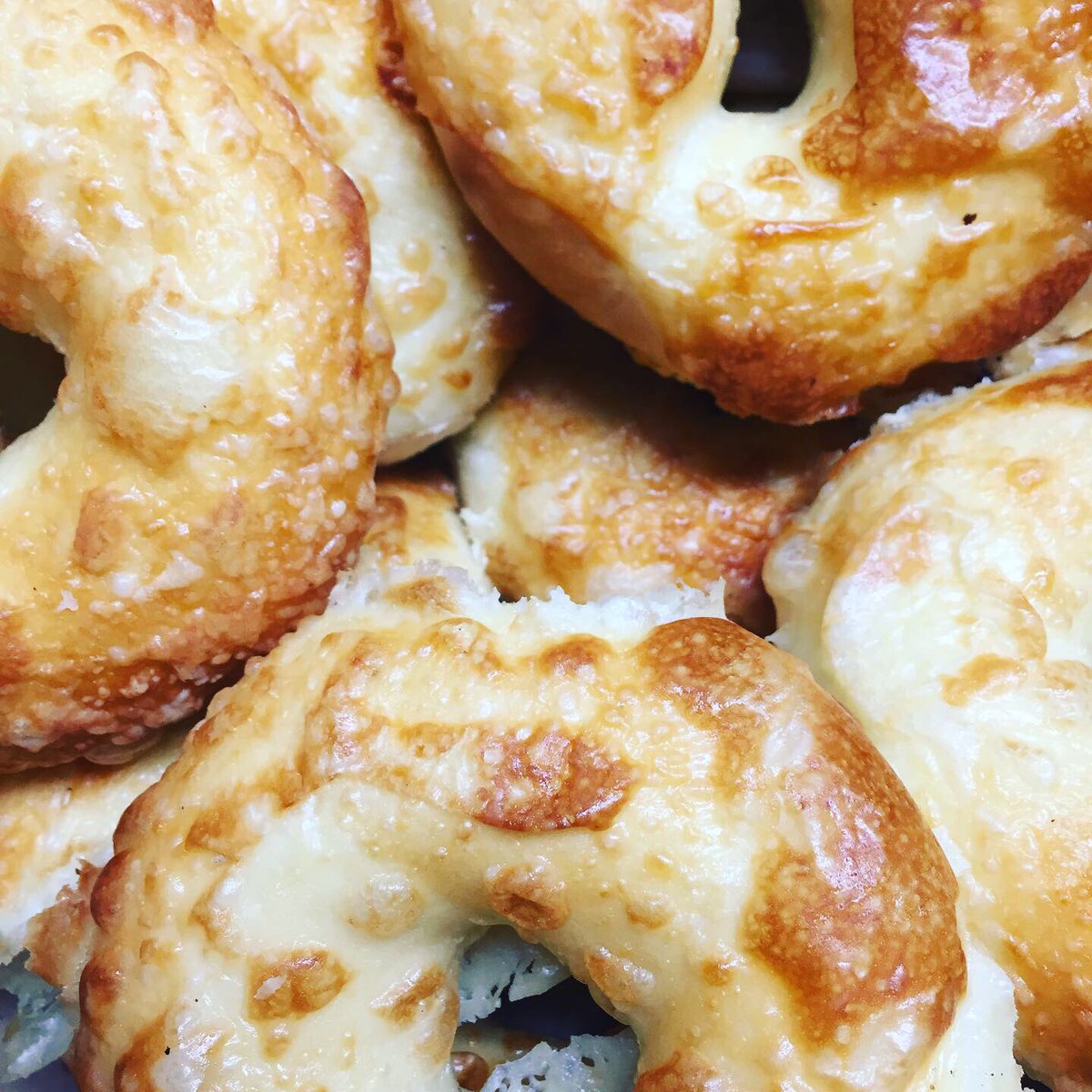 HBTheScoop's tweet photo. Stop by for some freshly baked bagels!! Yummy
#bagels #breakfast #asaigo #bagelsandwich #holdenbeach https://t.co/d99Jl0V4Pb