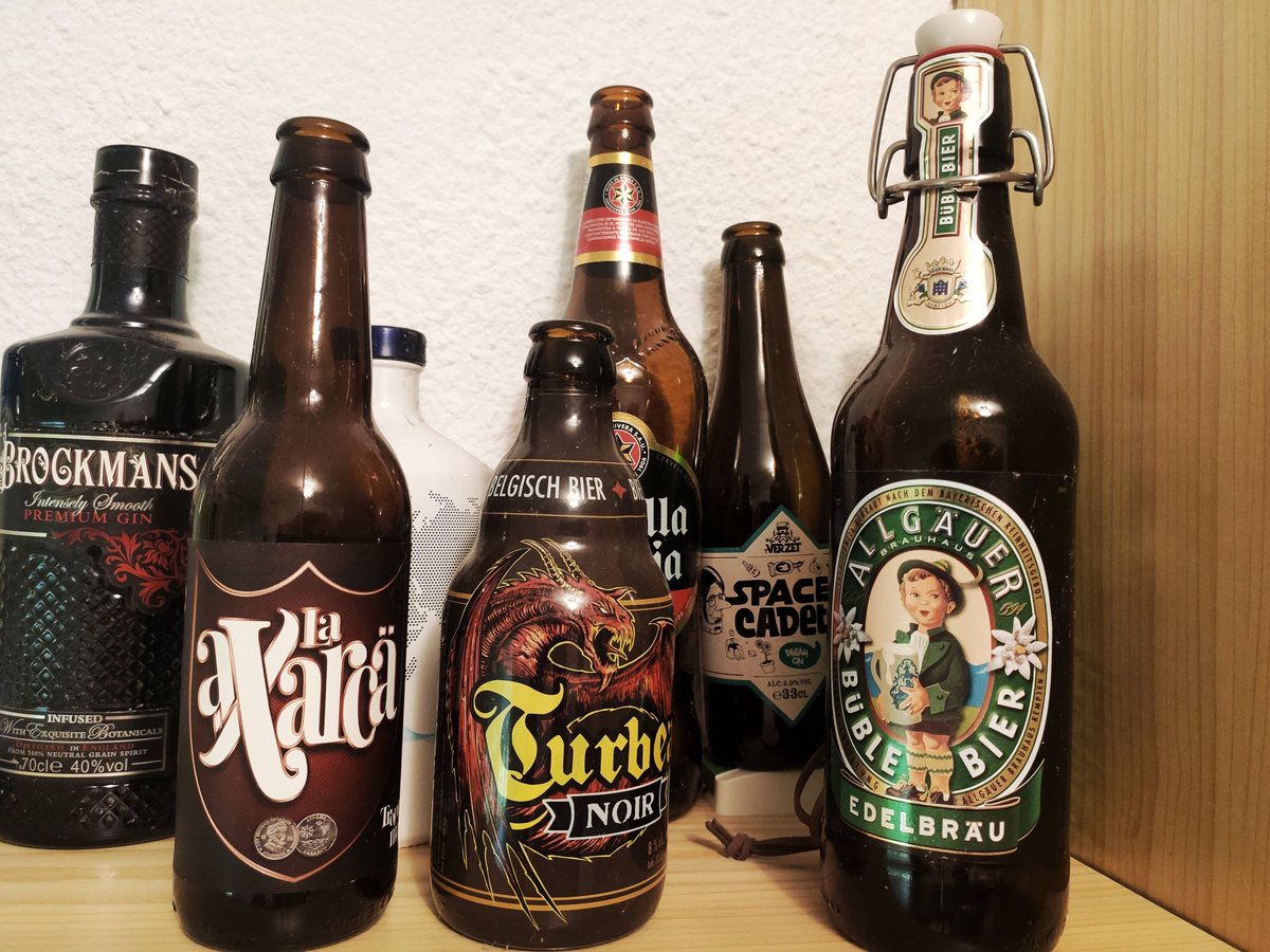 👋🏻 Hola, gente. 

Hace tiempo que tengo esta mini colección de botellas. Ginebras premium sobre todo. Pero tengo algunas cervezas también. 

🍻 He decidido comenzar y aumentar la colección de cervezas. 

🆘 ¿Alguien me recomienda cervezas raras o poco comunes para continuar? 🆘