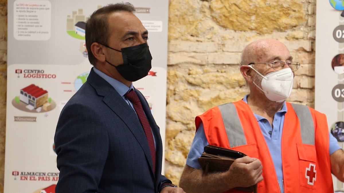 RMTransparencia's tweet photo. Hoy @anslorente inaugura, junto a @victoriotwitt, la exposición sobre los recursos de las Unidades de Respuesta de Emergencia de @CruzRojaMurcia.

▶️Organizada por la @CONGDRMurcia, estará abierta al público hasta el 1 de octubre en el Pabellón 1 del Cuartel de Artillería. https://t.co/daQFVd5NtV