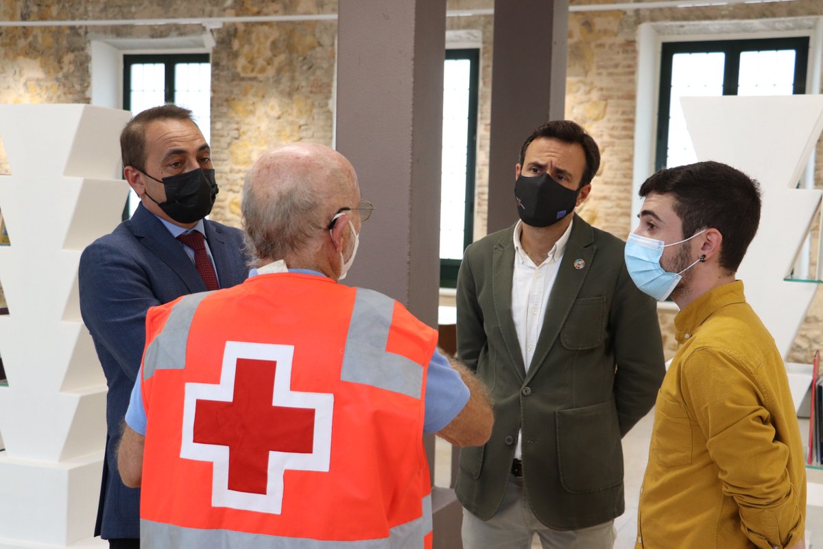 RMTransparencia's tweet photo. Hoy @anslorente inaugura, junto a @victoriotwitt, la exposición sobre los recursos de las Unidades de Respuesta de Emergencia de @CruzRojaMurcia.

▶️Organizada por la @CONGDRMurcia, estará abierta al público hasta el 1 de octubre en el Pabellón 1 del Cuartel de Artillería. https://t.co/daQFVd5NtV