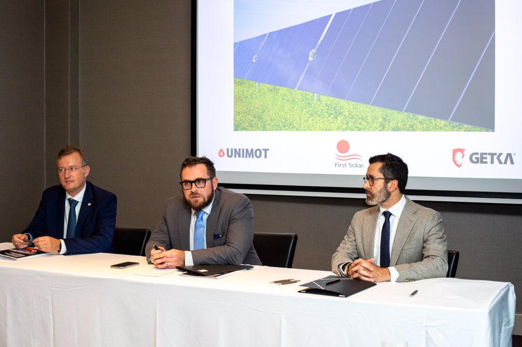 sikorski_adam's tweet photo. Kolejny news❗ Podpisaliśmy dzisiaj umowę z @FirstSolar i Getka Group, na podstawie której, w ramach dywersyfikacji kierunków dostaw, sprowadzimy do Polski amerykańskie panele fotowoltaiczne o łącznej mocy 30 MW. 🇵🇱&amp;🇺🇸 @ENERGY @USEmbassyWarsaw 
Więcej: https://t.co/VmIfyzJp9T https://t.co/0UJIibA7mp
