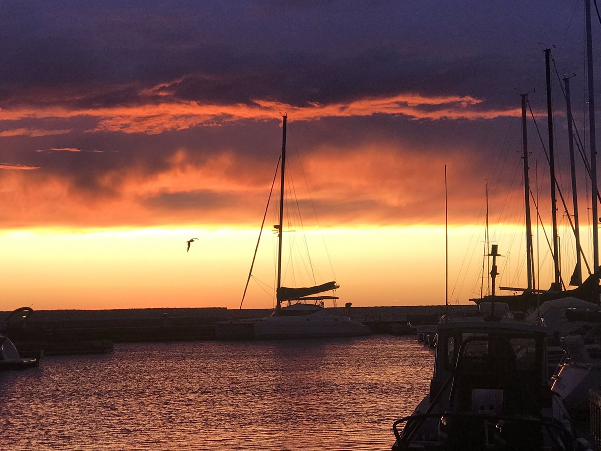 FranMcLaugh's tweet photo. Last night’s orange sunset set the stage for today’s #challengewalkms ! About to start the 50-mile trek... https://t.co/Sba0uGYCh9