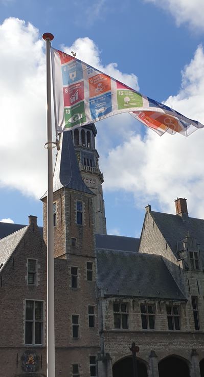 Geen armoede, geen honger, goede gezondheid en welzijn zijn de top 3 van in totaal 17 duurzame ontwikkelingsdoelen om van de wereld een betere plek te maken in 2030 @SDGNederland. Vandaag hangt de vlag uit om hier aandacht aan te schenken. #SDGActionDays #samenvoordeSDGs #Zeeland