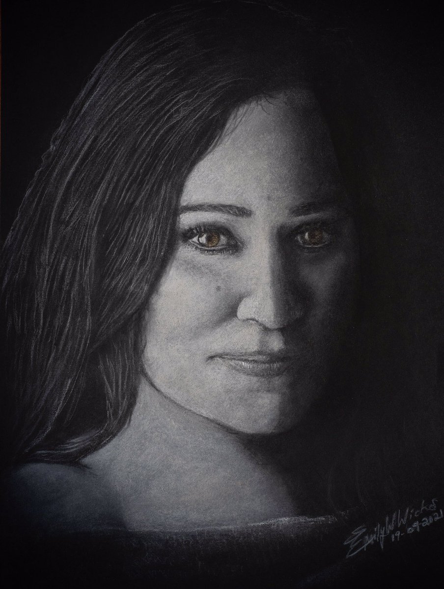 EmilyRoseWW's tweet photo. I love drawing people who inspire me. This is a white pastel pencil drawing of a very inspirational lady, beautiful and very talented actress Meredith Eaton/ known to many as the boss lady (Matilda βMattyβ Webber). https://t.co/gnt8wsJK7G
