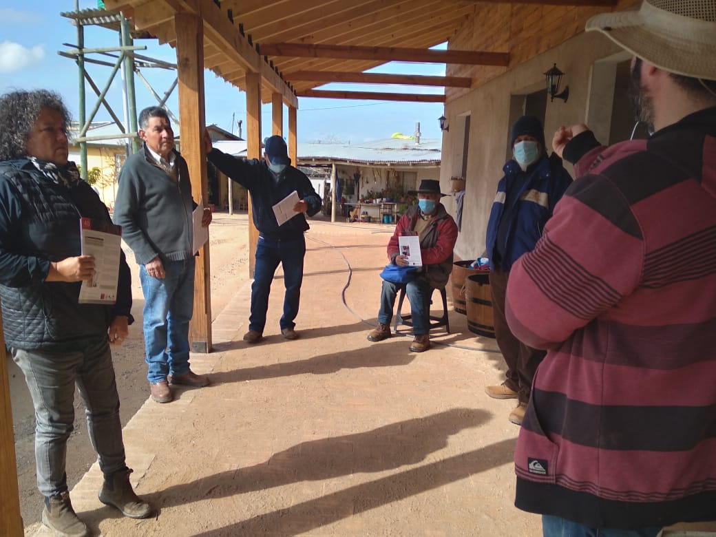 INIARaihuen's tweet photo. En Cauquenes se realizó una interesante jornada de elaboración de biopreparados, con la participación de agricultores miembros del GTT arándanos del secano y la especialista de INIA, Sigrid Vargas, en predio del Sr. Alberto Bravo, camino a Molco. https://t.co/xl2kwTIX9i