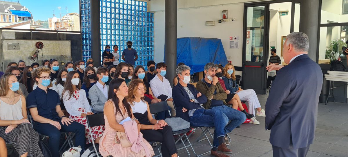 Con i ragazzi del Liceo Costa che espongono al CAMeC un progetto sull’articolo 9 della Costituzione che sottolinea l'importanza di tutelare, oltre allo sviluppo della cultura e della ricerca scientifica, il patrimonio culturale e paesaggistico della Nazione. Bravissimi!