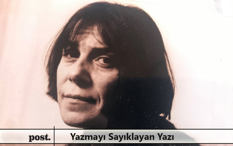 Yazmayı Sayıklayan Yazı / Mehmet Mahsum Oral

Bir açıklığın bir şeyi daha iyi gizleyebileceğinin bilgisini, evin hangi tekinsizliği bize öğretmiş olabilir? Evde gizlenmiş olan şeyin sayıklanışını en çok duyan eşya ahşap mı, çelik mi, sırça mı, kumaş mı?

postdergi.com/yazmayi-sayikl…