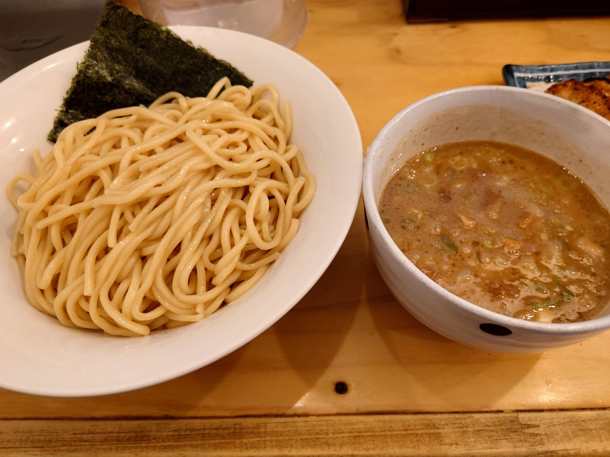 麺屋おはな 神奈川藤沢 濃厚つけ麺が一番人気 Cassisさま 本日もありがとうございます 定番のつけ麺 は スープがかなり濃厚なので 魚介と醤油ダレも負けないように強めに出してます 全ての特徴を感じていただけて嬉しいです スープ割りもご自身で
