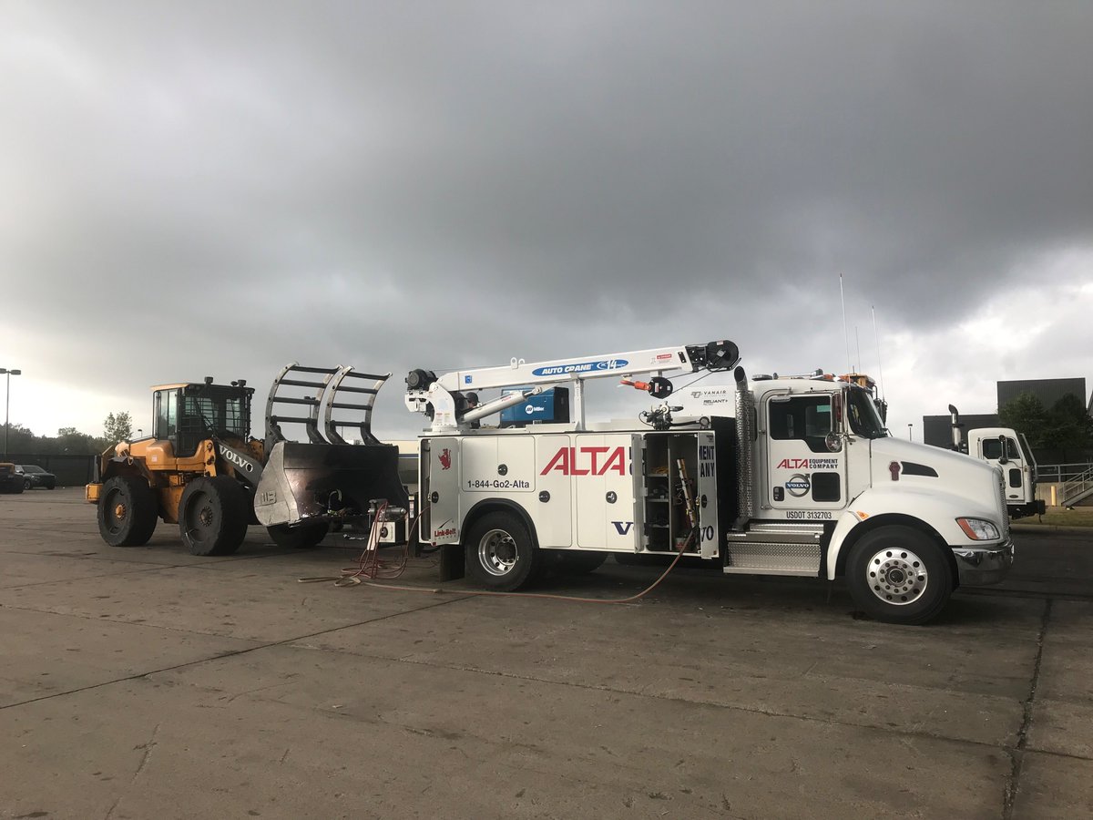 New service truck in the fleet!  Alta tech Steve Koval breaking it in.  When #uptimemattersmost call Alta.  

Volvo Construction Equipment 
📸Steve Koval