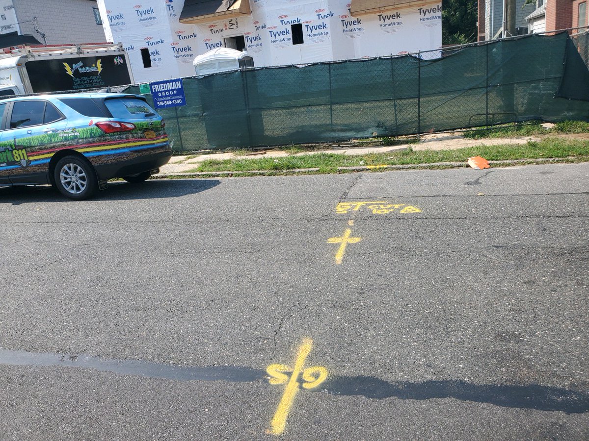 NewYork811's tweet photo. #NewYork811 is in #Cedarhurst where @leveragepremier has completed a markout of natural gas for @nationalgridus to reconnect a gas service after a homeowner's renovation. #DamagePreventionPartners #CallorClick811 https://t.co/hA7gOgigkp