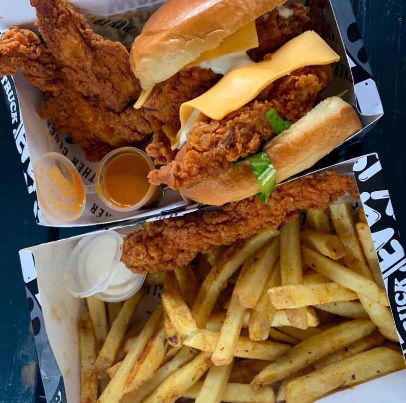 motherclucker's tweet photo. Happy FRYDAY! it's a beautiful day to satisfy your chicken cravings 🤓 Find us on #Deliveroo, in #ElysYard & at #FlatIronSquare all weekend😎😋
shout out to @eatwithmeinlondon for this deeelicious snap😍 https://t.co/QTHhOpFKU2