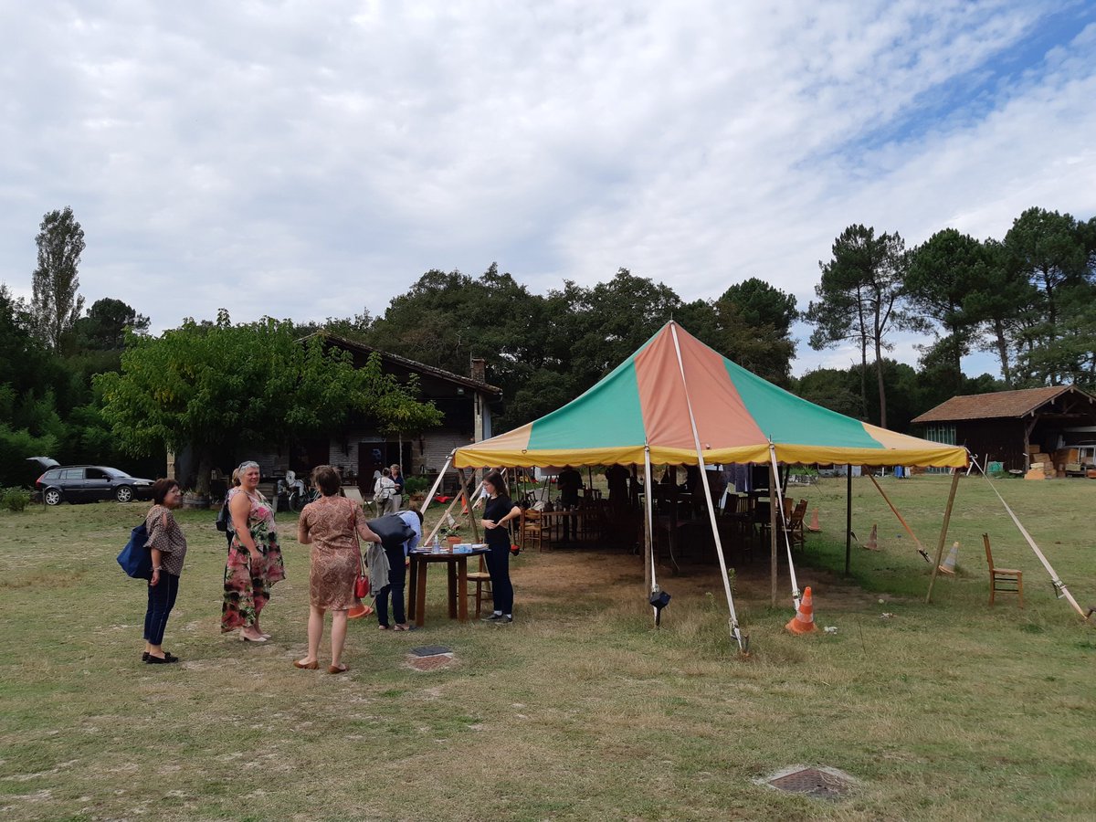 agenda21gironde's tweet photo. Installation du premier temps avec les professionnels, institutionnels et bénévoles intervenant sur les périodes de deuil, de fin de vie et de rituels autour de la mort... sous le charme du chapiteau de la Ferme des Filles à Captieux. #LaboMobile @gironde https://t.co/xL5NmIcLZO