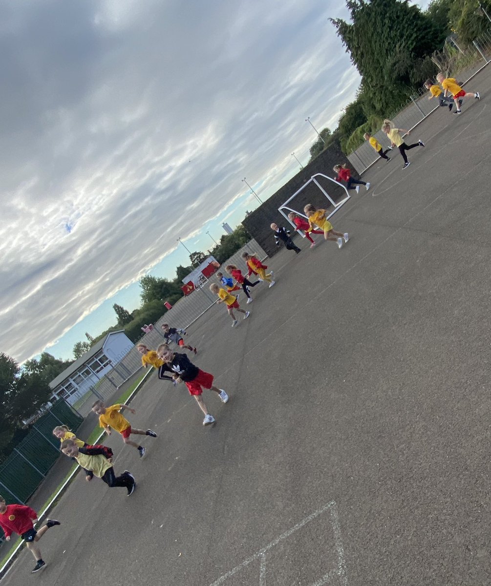 stdavidsrc2017's tweet photo. ‘Healthy me, Happy me’ during PE today in Dosbarth Un 😊 #sdpsy1 #grossmotor #bodiesmoving #healthyus https://t.co/sctqNKvDVu