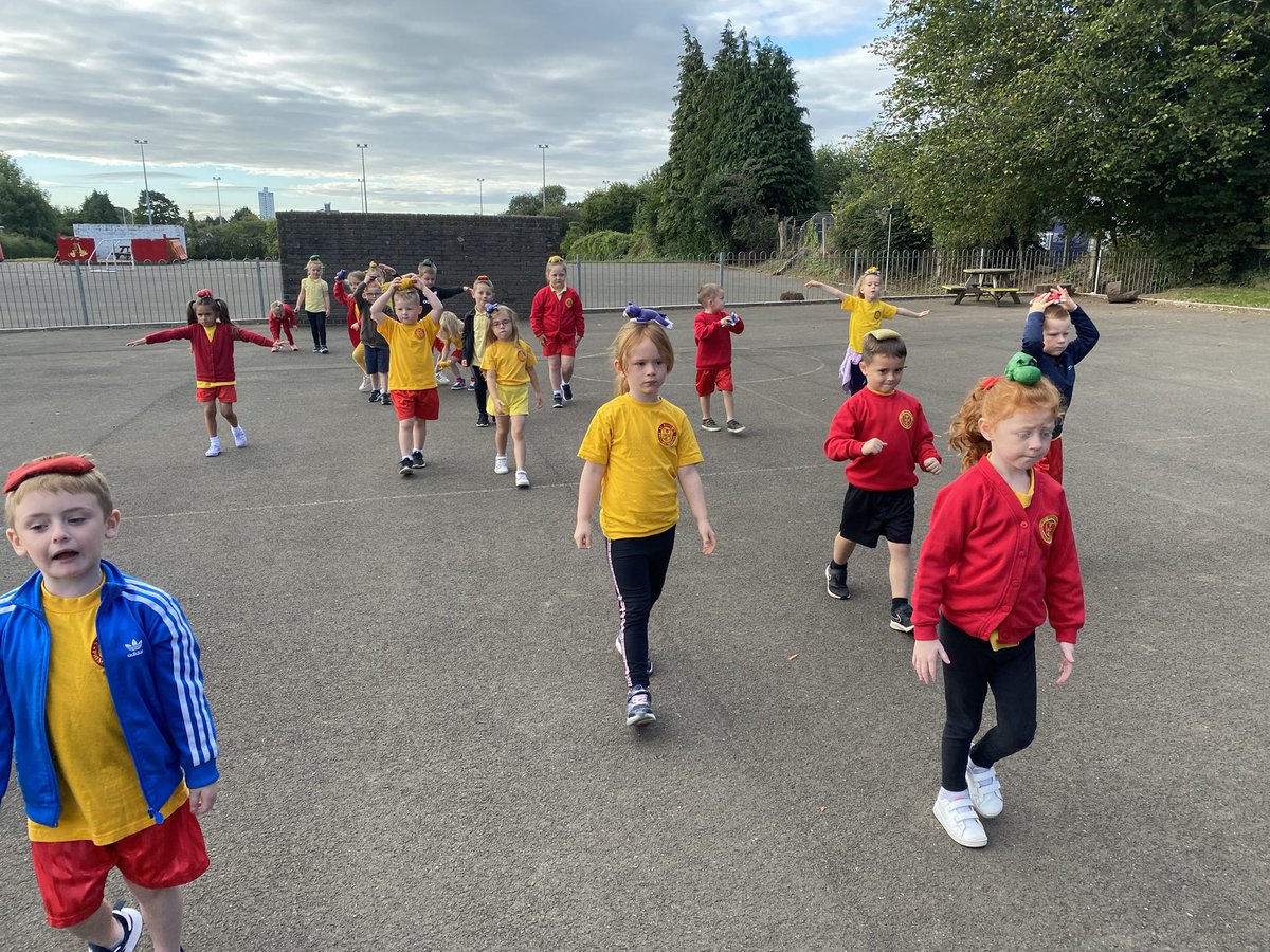 stdavidsrc2017's tweet photo. ‘Healthy me, Happy me’ during PE today in Dosbarth Un 😊 #sdpsy1 #grossmotor #bodiesmoving #healthyus https://t.co/sctqNKvDVu