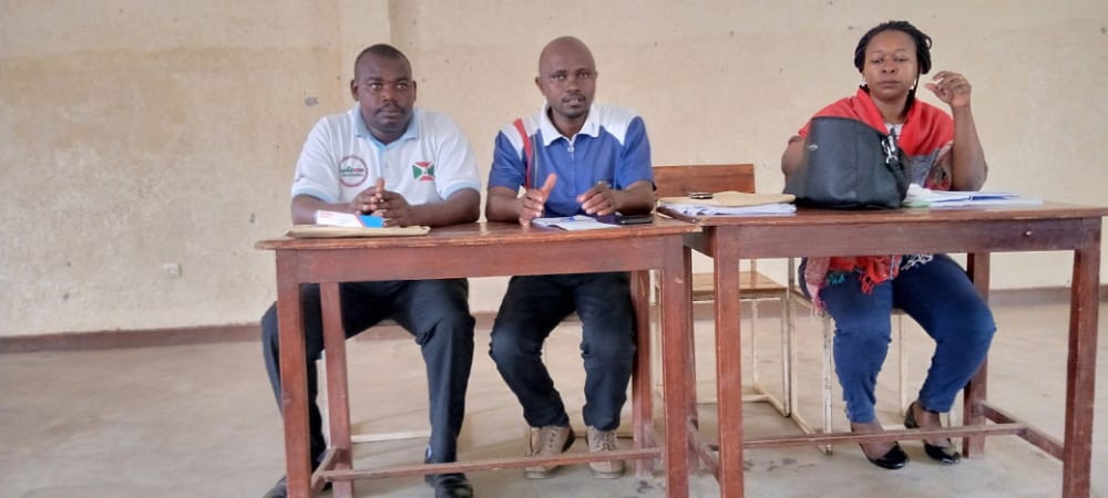 ANACOOP_BURUNDI's tweet photo. #BUBANZA komine #Mpanda kur'uyu wa 24/9/2021, #ANACOOP, #FONIC na #BPMCA mugikorwa co gukarihiriza ubwenge amakoperative yahawe ingurane ya leta, kubijanye n'iyuzuzwa ry'ibikoresho bibungabunga ubutunzi bwa koperative.@MininterInfosBi @NtareHouse https://t.co/GS8kL9B3WE