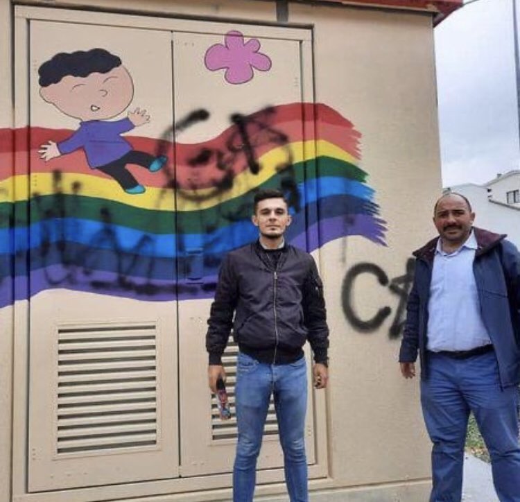 MadiDergi's tweet photo. Gemlik Ülkü Ocakları, elektrik panosunun üstündeki gökkuşağı çizimini ‘LGBT’yi temsil ettiği için’ karaladı. 

Nefret saldırılarına karşı, gökkuşağının tüm renkleriyle direnişteyiz! https://t.co/MbVI9tSM7p