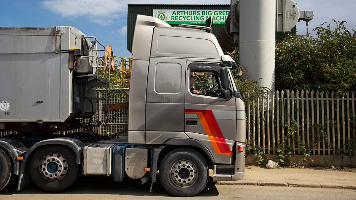 northtrucktales's tweet photo. There's the driving...and there's the waiting. (But gives him a chance to show off those vintage Anniversary model stripes). @VolvoTrucksUK @bulkandtipper @FruehaufTrailer #VolvoFH #bulktipper #parkwoodsprings #Sheffield #Neepsend #recycling https://t.co/5jkbEoeRkW