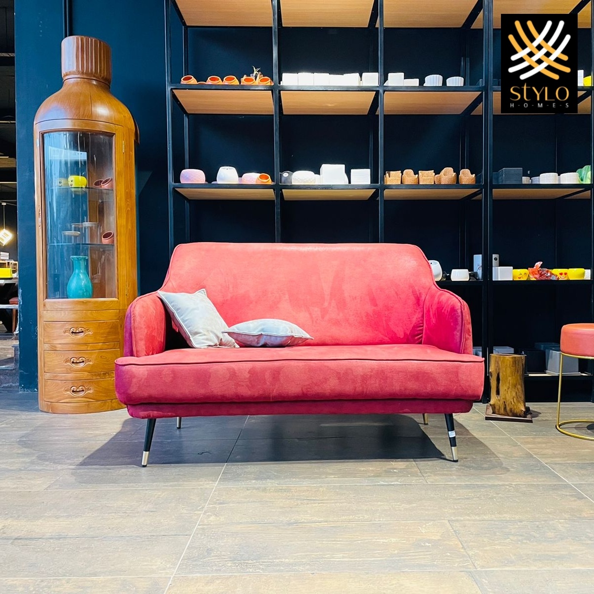 StyloHomes's tweet photo. Stylish elegance meets tropical paradise! ❤️
.
.
#interiordesignkerala #interioedesign #interiorstyling #keralahomes #furniture #furnitureshop #vintagedesign #livingroom #furnituredesign #vinatage #Stylohomes https://t.co/B3Ri51flHM
