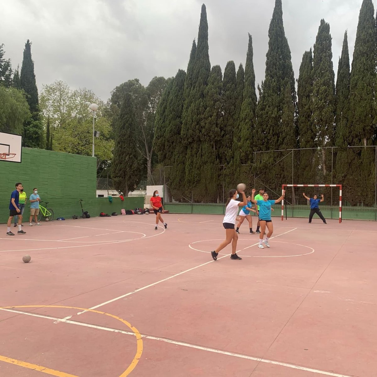 Gran tarde ayer en el colegio El Romeral.
Charla técnico-táctica en pista.
Muchísimas gracias a Él Romeral.
<a href="/carmen_irigoyen/">carmen irigoyen</a>
Y a las chicas juveniles de <a href="/ClubBMMalaga/">Aural Centros Auditivos Málaga Balonmano</a>
Sin duda juntos entrenadoras jugadores y arbitr@s conseguiremos mejorar 
💪💪🤾🏽🤾🏽‍♀️