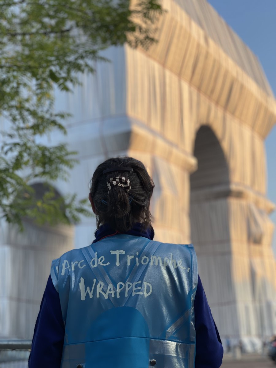 paris_vala's tweet photo. #ArcdeTriompheWrapped by #ChristoandJeanneClaude. Honte à ceux qui vendent les morceaux de tissu de l’œuvre sur les sites de vente en ligne !!! Ces échantillons sont distribués gratuitement aux visiteurs… https://t.co/DBQeVNWmgL
