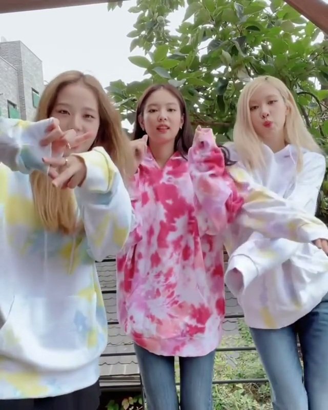 lesblinkot4's tweet photo. Tuvimos tanto contenido ot4 como nunca: confirmaron q las 4 pinks participarán en el paris fashion week, posible comeback ot4 en noviembre, foto ot4 y además Jennie, Jisoo y Rosé hicieron el lalisa challenge y también chaelisa hizo el challenge, q hermoso día para ser blink♥️ https://t.co/zHqtzSndrO