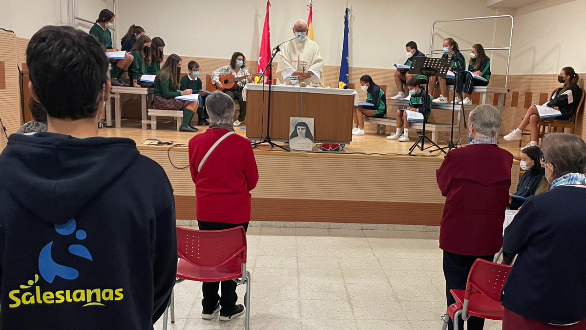C_Maria_Reina's tweet photo. Celebrando la primera eucaristía virtual del curso.  

Pedimos a María Auxiliadora que nos ayude a desechar el “no puedo” y potenciar “YO PUEDO”, “YO VOY”… https://t.co/0MZYxIqHGX