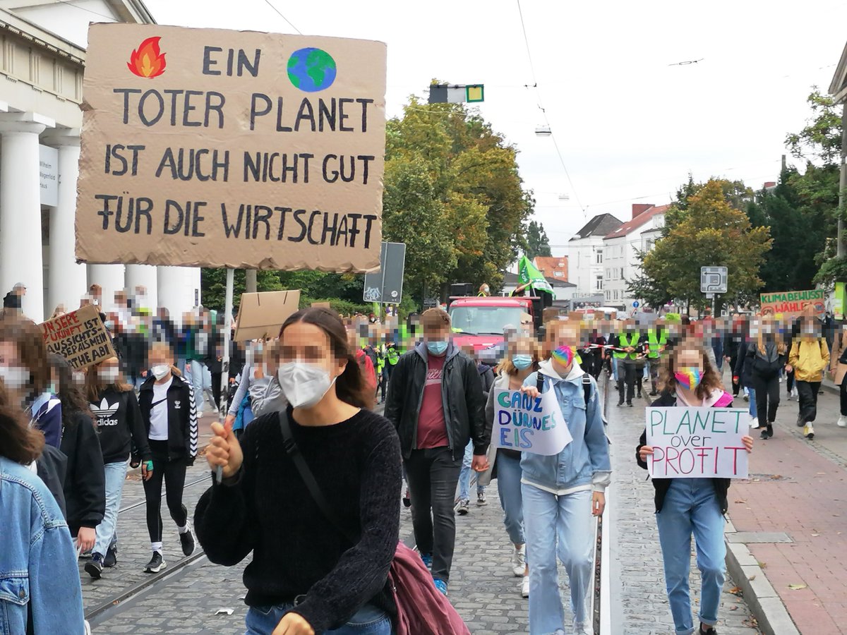 15.000 Aktive demonstrieren in #Bremen auf der #Klimastreik-Demo für Klimagerechtigkeit. Den #Klimaschutz dürfen nicht die einfachen Leute bezahlen, vielmehr müssen Groß-Konzerne als Verursacher zur Kasse gebeten werden.

#machtdaslandgerecht 
#AlleFürsKlima
#Jetzt #DieLinke 1/2