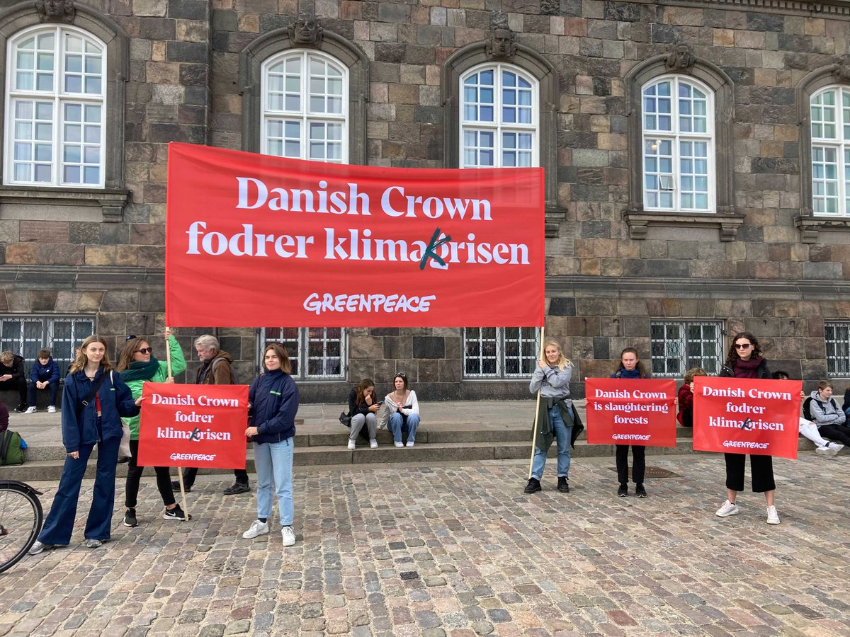 Fantastisk #klimastrejke foran Chr. borg og at mærke viljen til den klimahandling, som <a href="/regeringDK/">Regeringen</a> stadig ikke viser.

Og særligt budskab til <a href="/danishcrown/">Danish Crown</a> - stop med at bremse omstillingen med greenwashing af klimaskadeligt kød, vi skal have meget mindre af. #FridaysForFuture