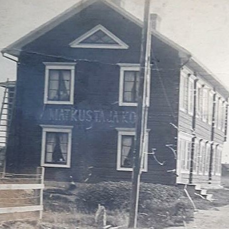 Hotelli_Alma's tweet photo. Pollarin talon saneeraus on aloitettu tällä viikolla. Talovanhus palautetaan 1900-luvun alun käyttöä vastaavaan tilaan, eli yläkertaan tulee majoitusta ja alakerrassa kokoonnutaan. Aikoinaan oli matkustajakoti ja kahvila, 2022 tulee olemaan kaksi sviittiä ja kaksi kokoustilaa. https://t.co/5PVWc0u7jf